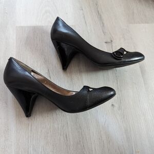 Kenneth Cole Leather Kitten Heel size 9